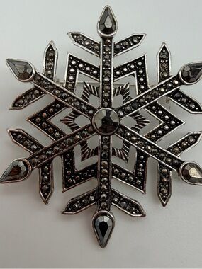 Vtg Marcasite Rhinestone Crystal Silver Tone Snowflake Brooch Pin Teardrop Edges